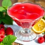 Préparation d'une gelée de groseilles et framboises maison