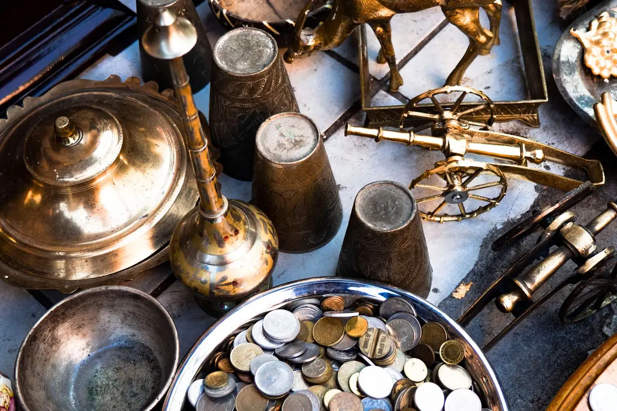 Collection d'objets anciens et de pièces vintage racontant l'histoire du passé.