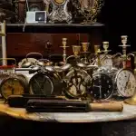 Mains inspectant attentivement un objet ancien avant achat en vente de succession