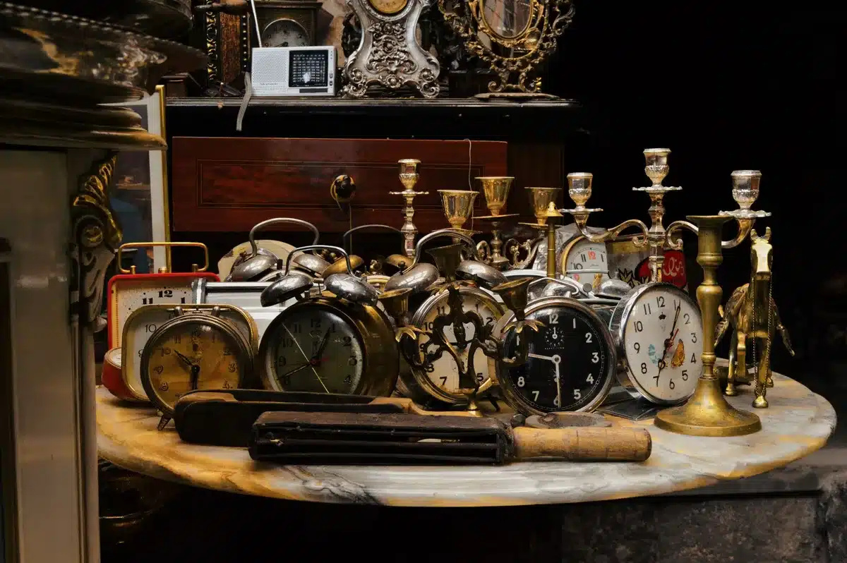 Mains inspectant attentivement un objet ancien avant achat en vente de succession