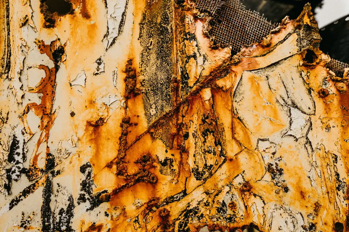 Chauffe-eau présentant des signes de corrosion et de rouille