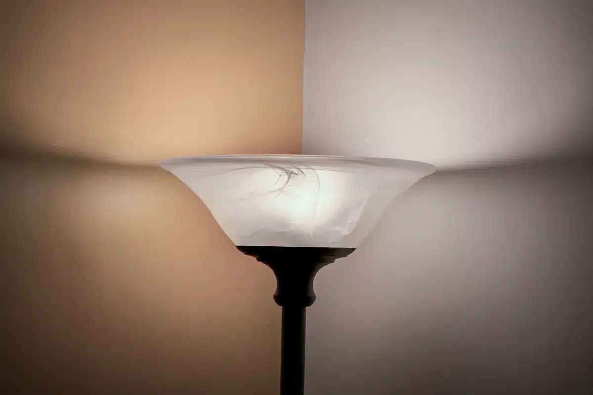 Salon bien éclairé avec plusieurs sources de lumière stratégiquement placées