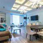 Salon encombré avec meubles mal proportionnés et décoration excessive