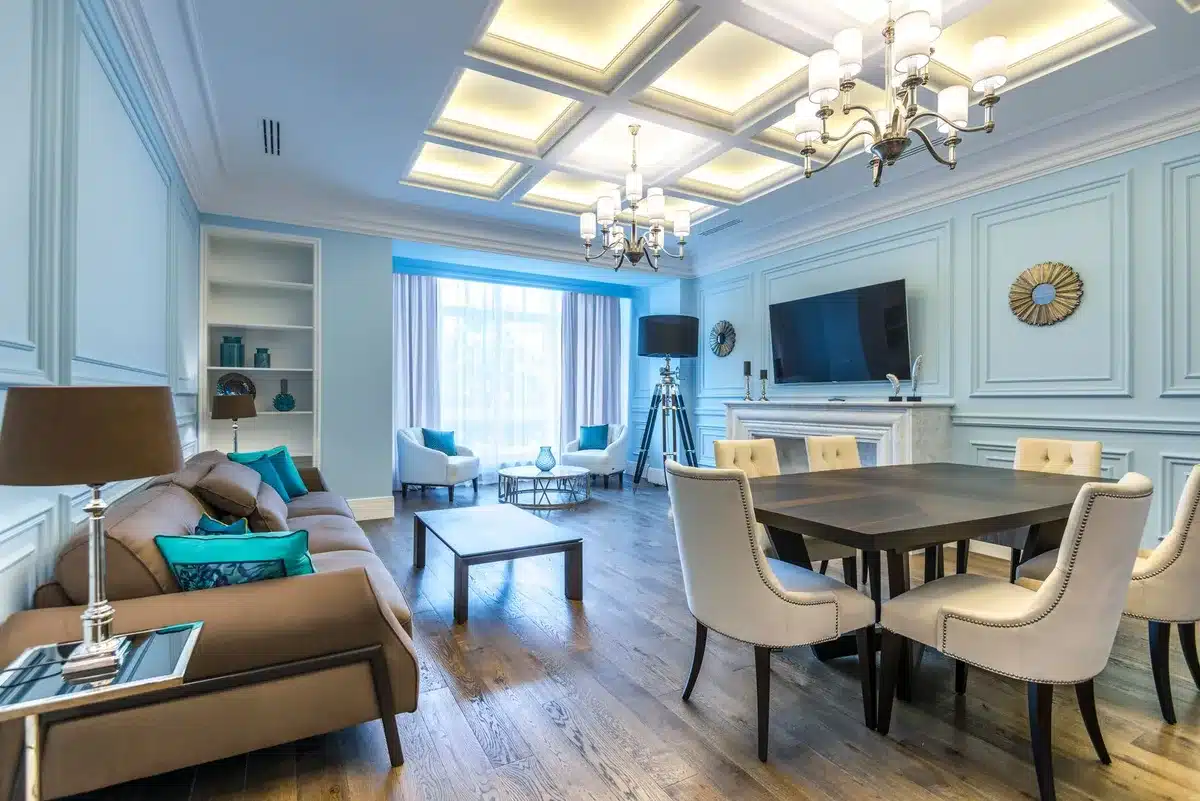 Salon encombré avec meubles mal proportionnés et décoration excessive