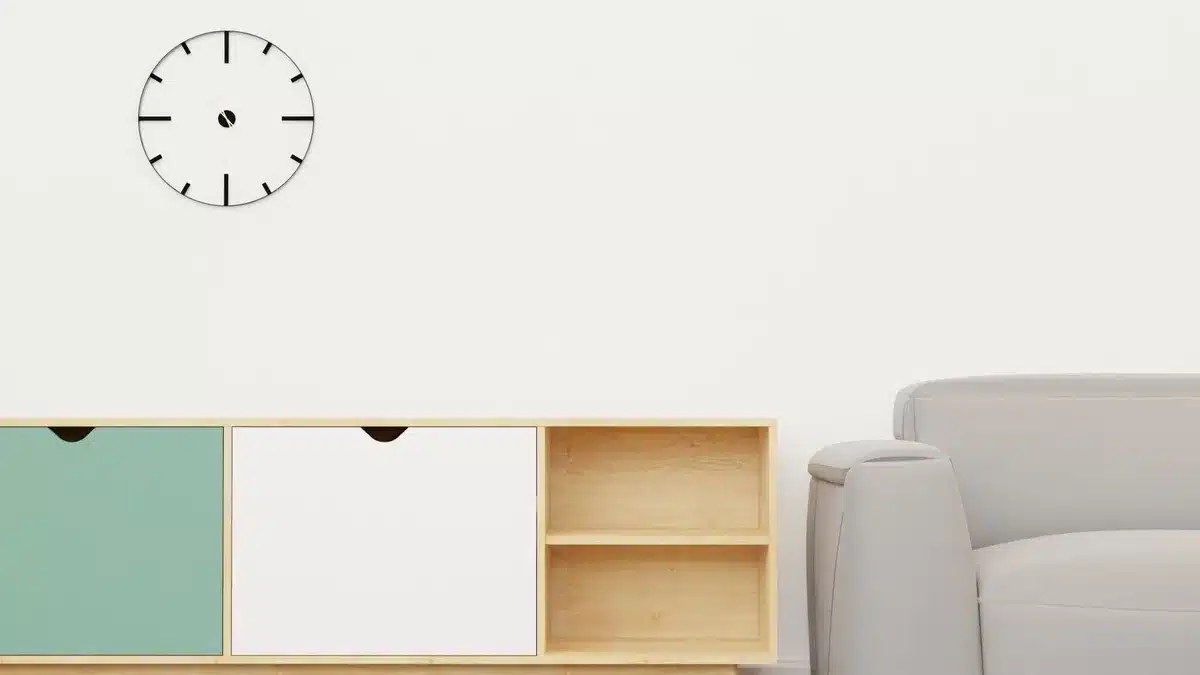Espace de vie épuré et fonctionnel avec mobilier simple et bien organisé