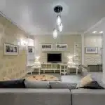Intérieur surchargé avec objets de décoration hétéroclites et vases ornementaux sur les étagères