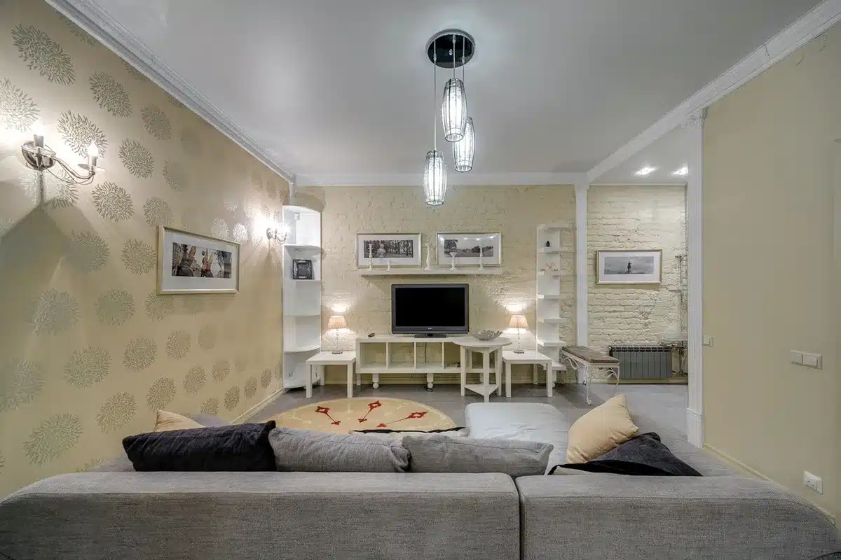 Intérieur surchargé avec objets de décoration hétéroclites et vases ornementaux sur les étagères