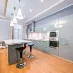 Cuisine moderne lumineuse avec murs clairs et ambiance spacieuse et aérée