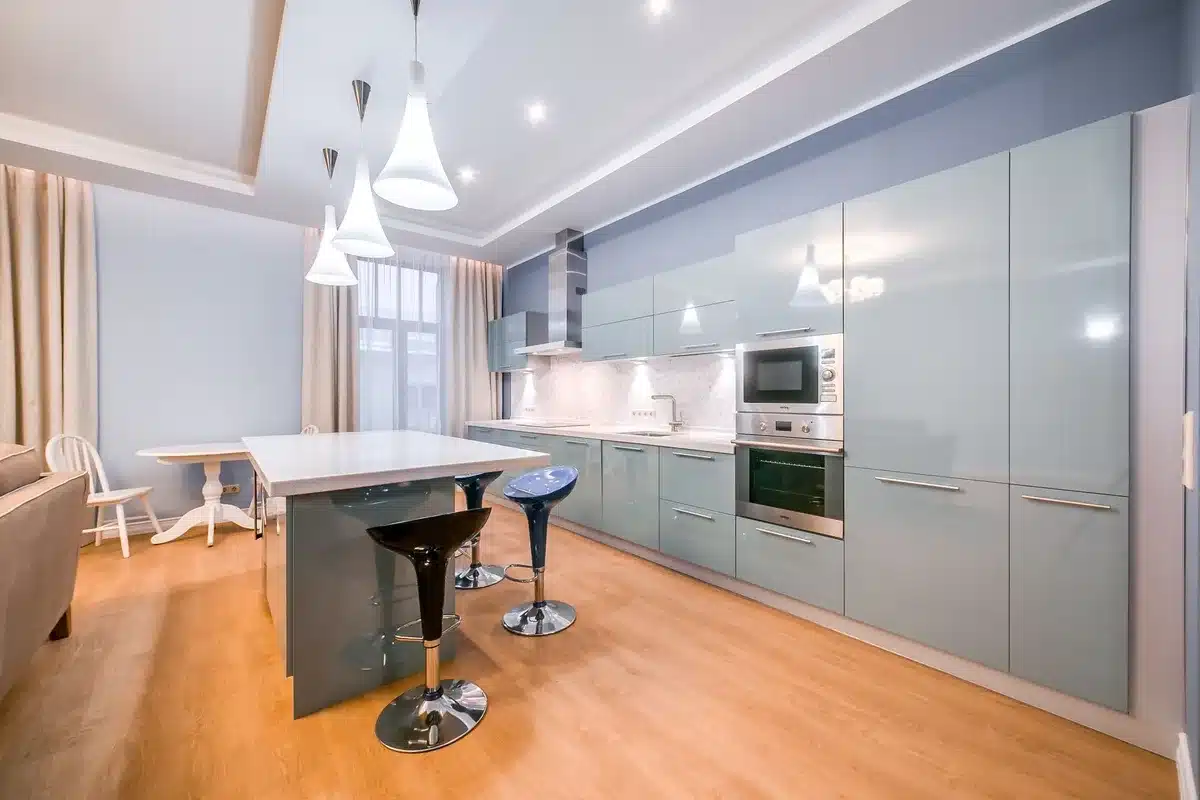 Cuisine moderne lumineuse avec murs clairs et ambiance spacieuse et aérée