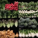 Aliments riches en calcium : légumes verts, légumineuses, amandes et tofu sur une table