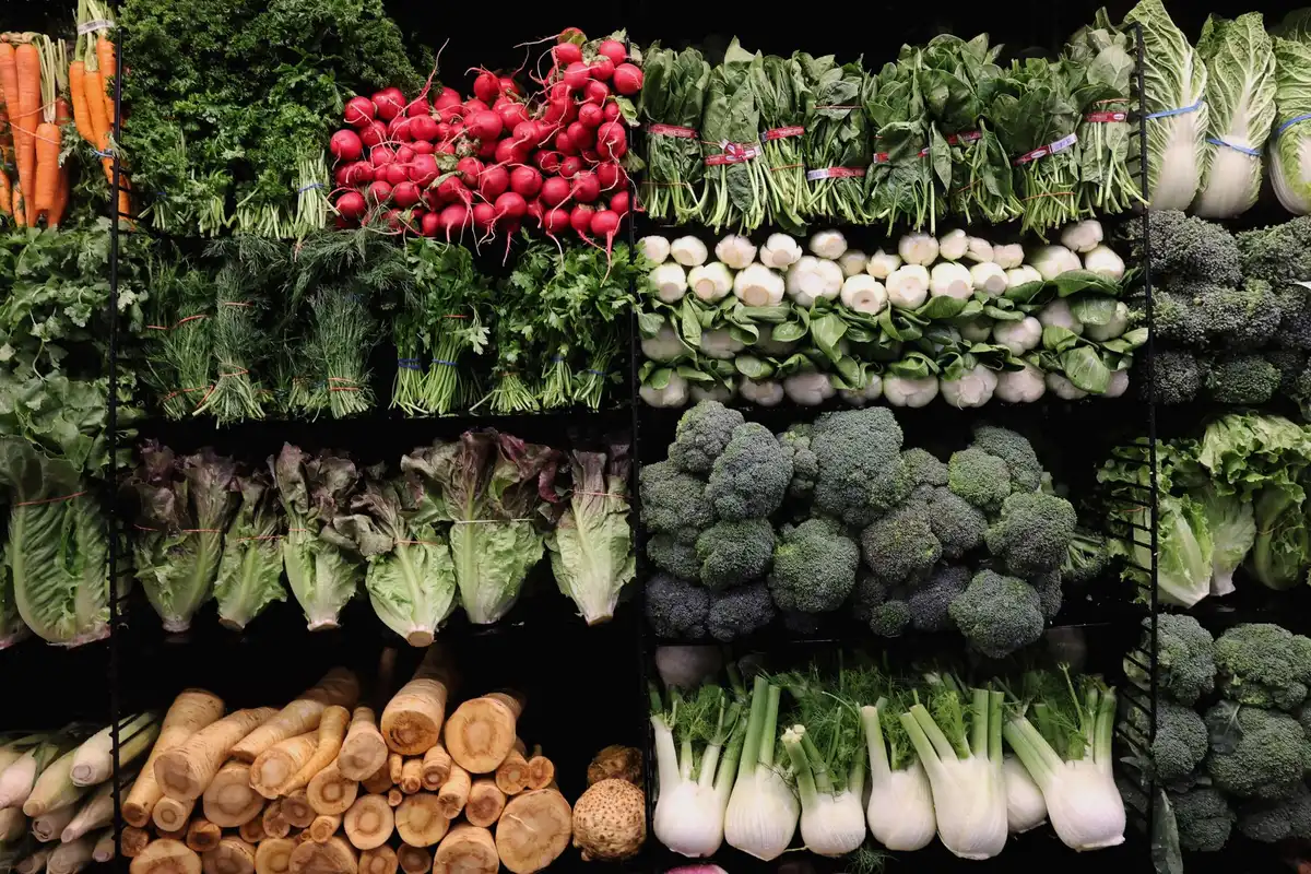 Aliments riches en calcium : légumes verts, légumineuses, amandes et tofu sur une table