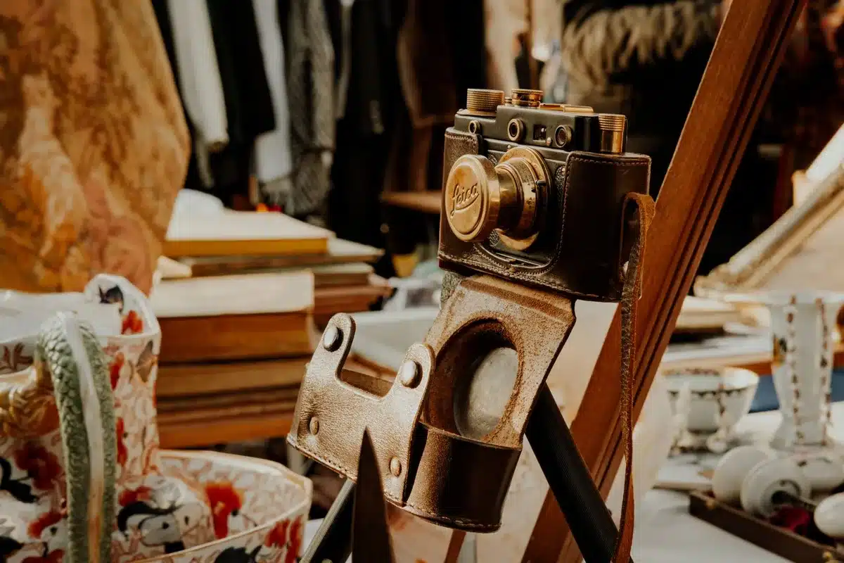 Sélection d'objets vintage et antiques exposés en brocante: livres, sculptures, artisanat local