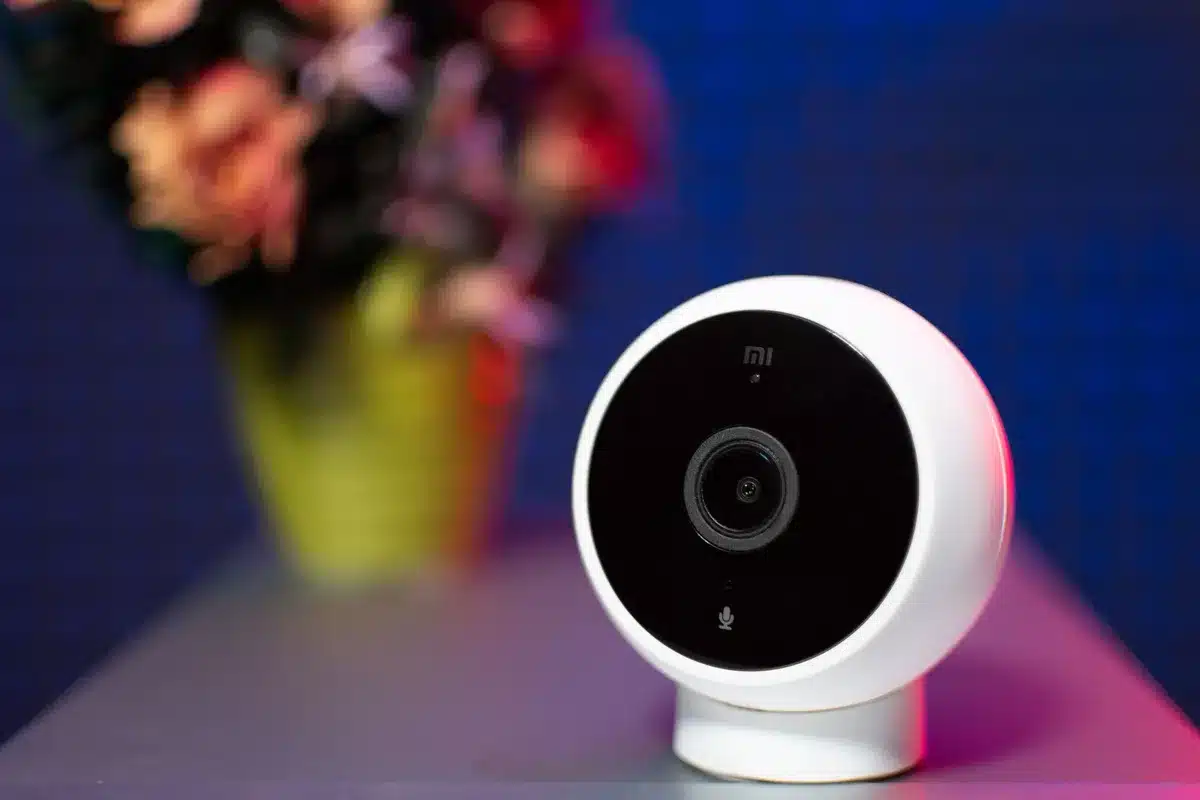 Caméra de surveillance extérieure et détecteur de mouvement sur une maison