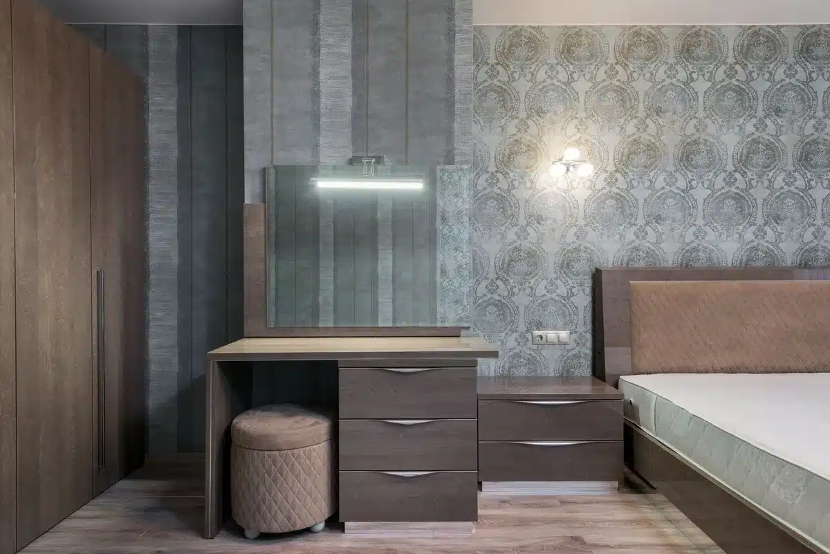 Gros plan sur la structure d'un cadre de miroir fixé à une commode en bois