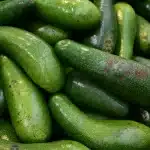 Avocat frais coupé en deux avec fruits secs et légumes, symbolisant les nutriments essentiels