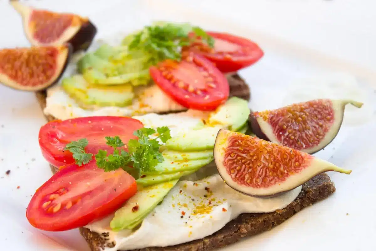 Variété d'aliments nutritifs: fruits frais, légumes colorés et grains entiers