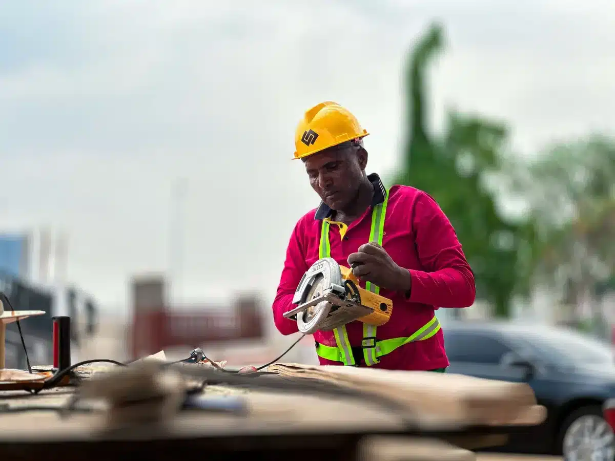 Découpe du bois avec une scie circulaire et équipement de protection