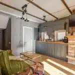 Planches de bois positionnées sur les corbeaux en brique d'une cheminée lors d'une rénovation