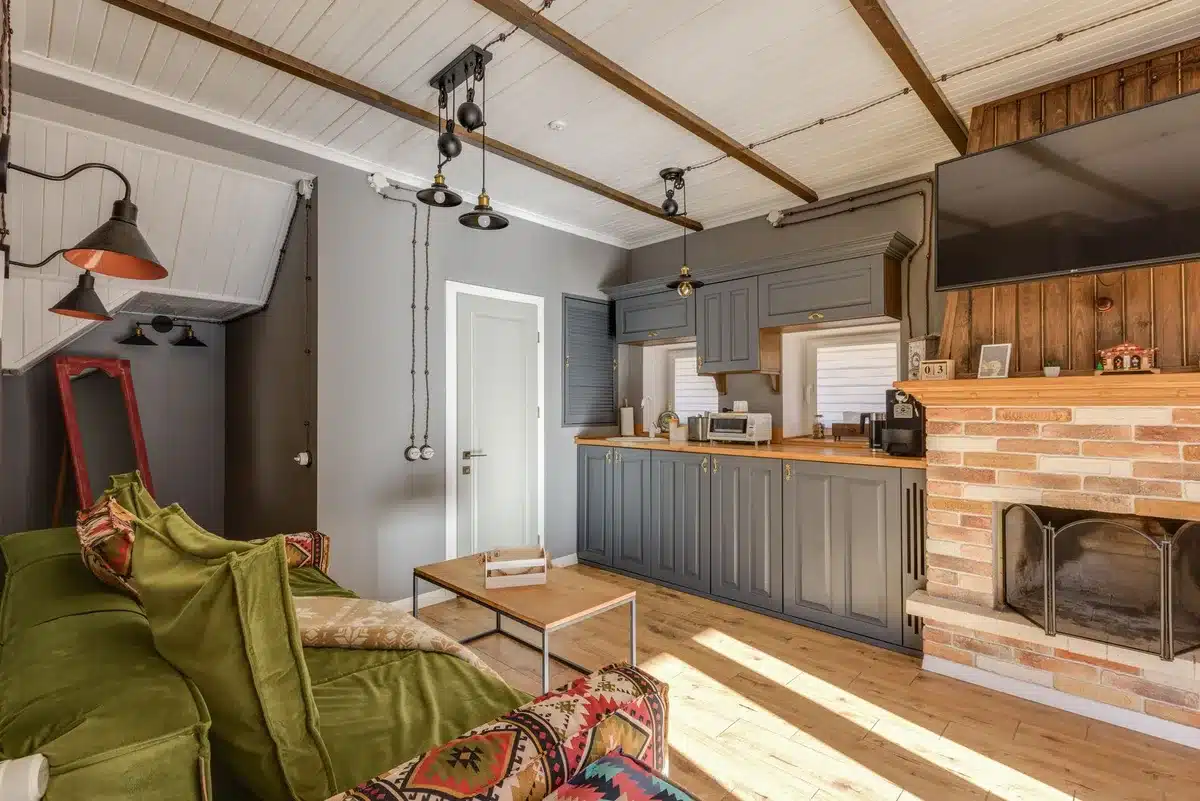 Planches de bois positionnées sur les corbeaux en brique d'une cheminée lors d'une rénovation