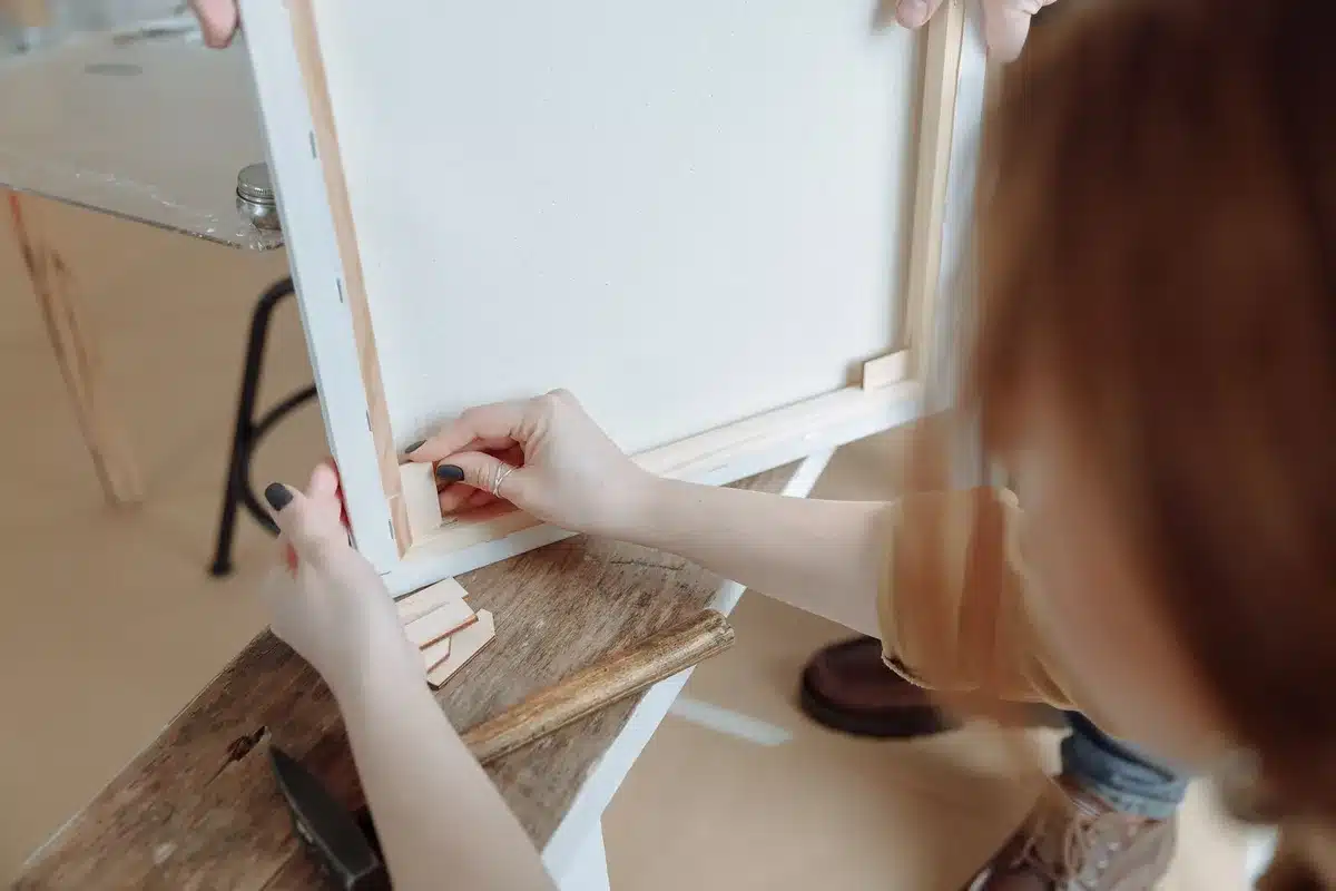 Assemblage de chemins de table avec du ruban adhésif résistant sur une surface plane