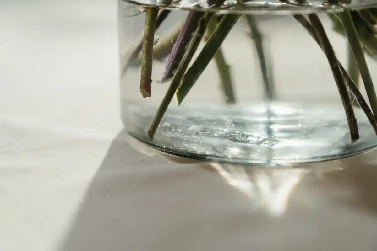 Grand vase rempli de tiges botaniques artificielles pour créer de la hauteur