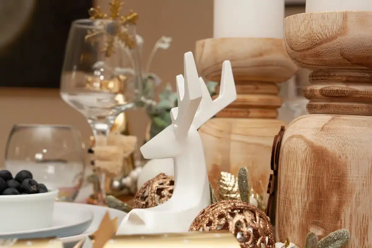 Plateau de table décoré avec collier de perles en bois et bougie