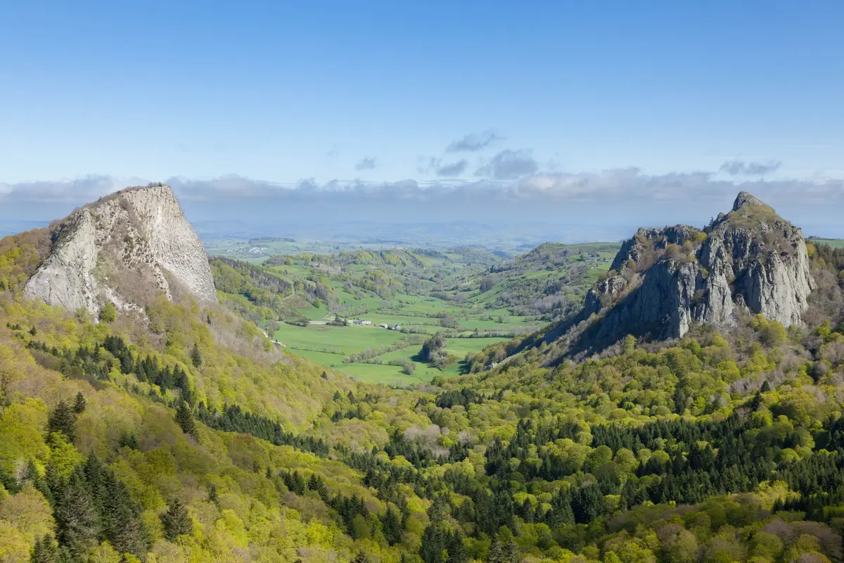 Paysage montagneux volcanique de l'Auvergne en zone AOP