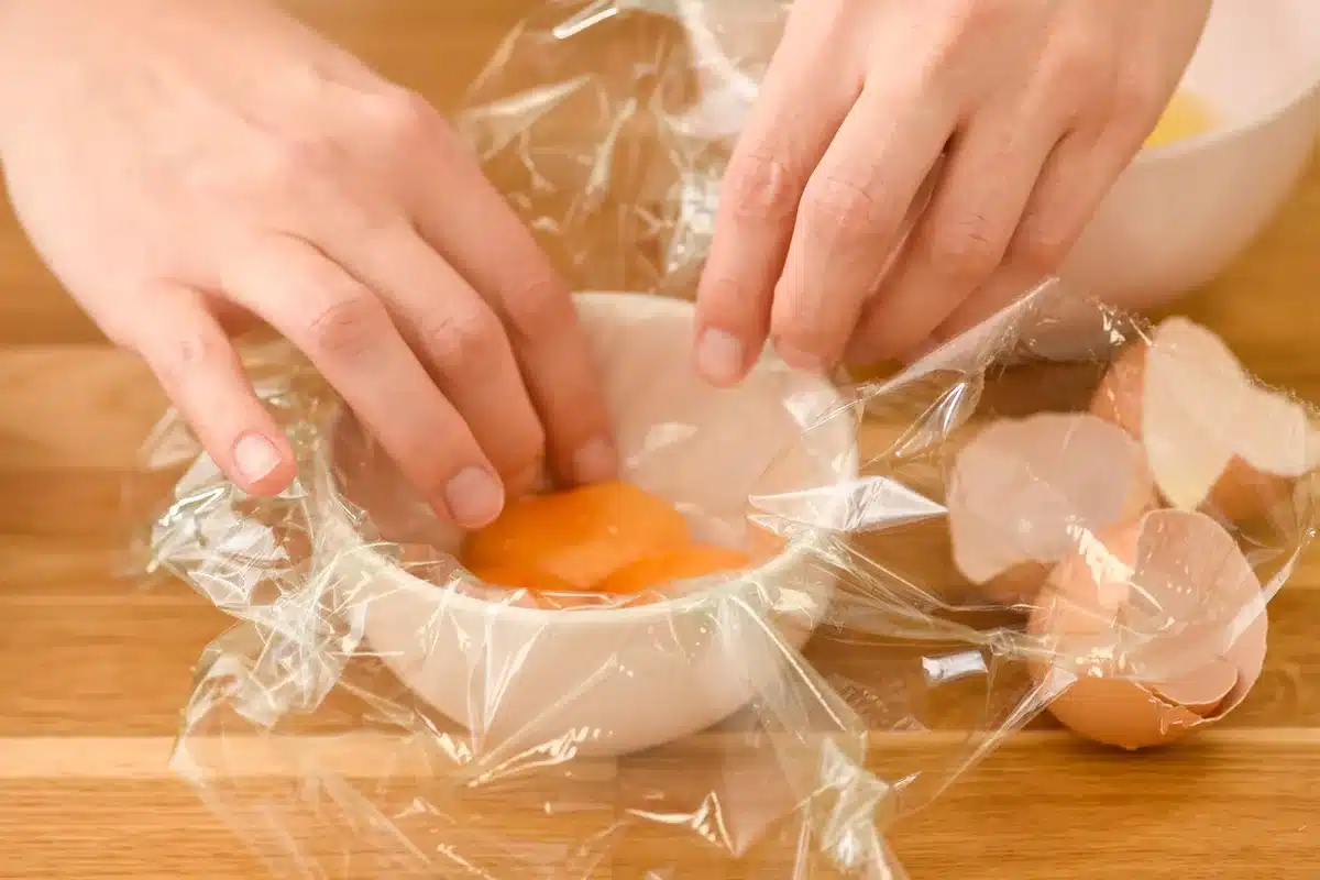 Bol enveloppé de film plastique prêt pour la création artisanale
