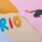Mains façonnant un bol en papier mâché sur une surface de travail artisanale