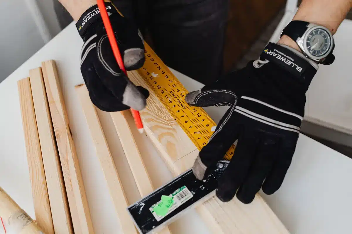 Morceaux de bois découpés et mesurés pour la construction du rehausseur