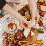 Deux fromages bleus persillés sur une planche en bois rustique avec herbes fraîches