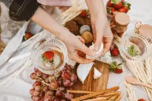 Deux fromages bleus persillés sur une planche en bois rustique avec herbes fraîches