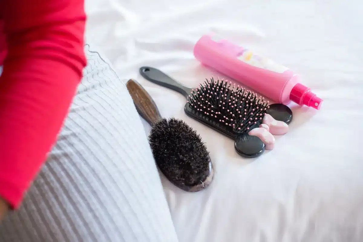 Brosse à cheveux avec cheveux emmêlés dans les poils
