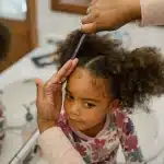 Brosse à cheveux avec des mèches emmêlées dans les poils