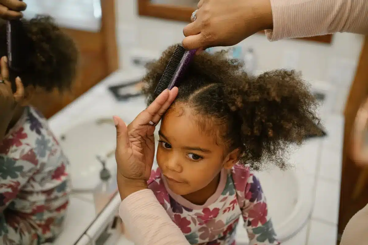 Brosse à cheveux avec des mèches emmêlées dans les poils