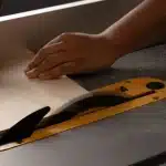 Découpe de stratifié avec une scie circulaire dans un atelier