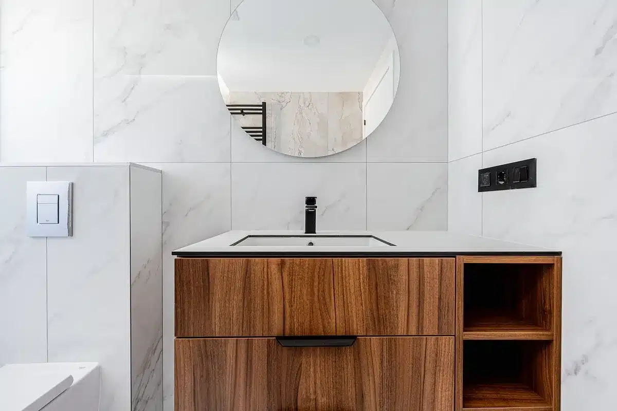 Vanité et robinets noirs dans une salle de bains au style minimaliste