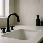 27 Idées Noires pour Salle de Bains: Adaptables à Tous les Styles de Design!