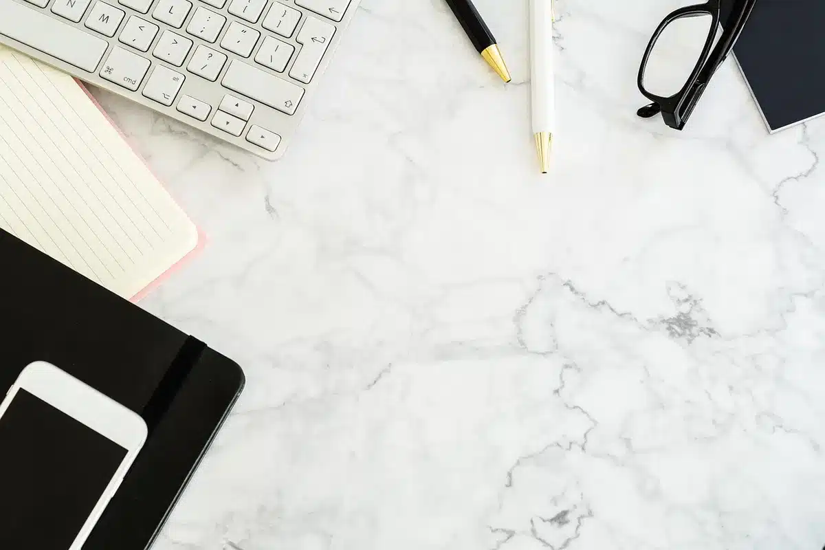 Agenda structuré sur un bureau ensoleillé montrant une journée planifiée