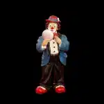 Porcelaine fine et objets de famille exposés délicatement sur une étagère en bois, illuminés par la lumière naturelle