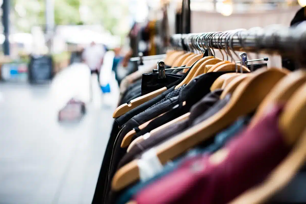 Vestes en jean accrochées sur un portant en friperie
