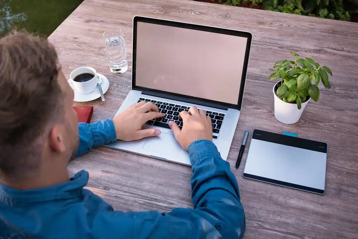 Personne travaillant efficacement avec outils de gestion du temps