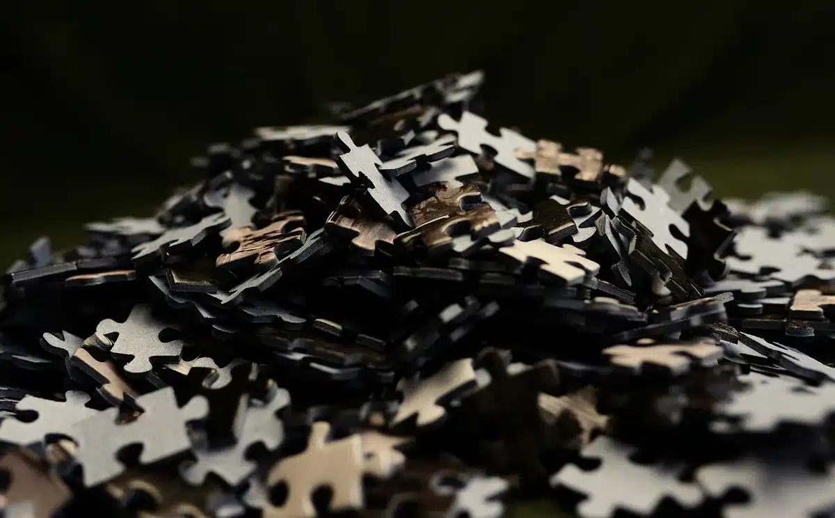 Gros plan sur des mains qui placent des pièces de puzzle