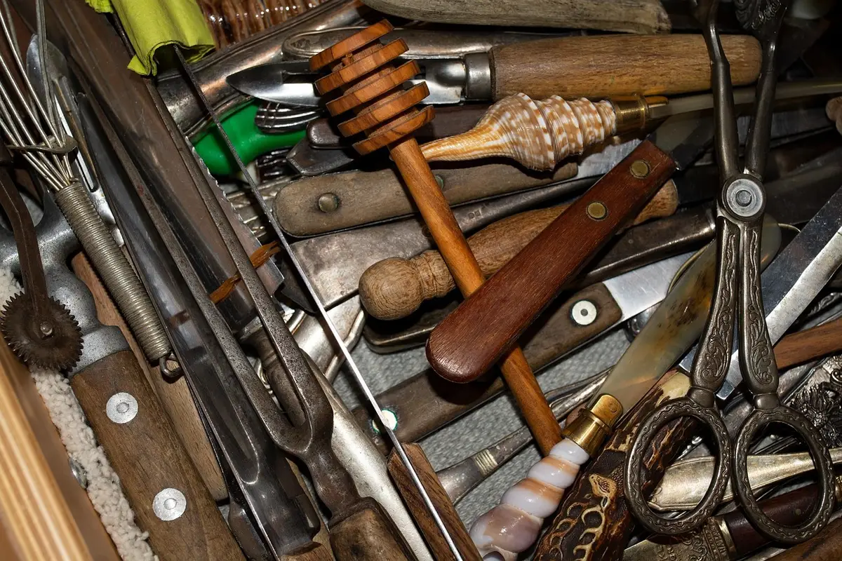 Tiroir de cuisine rempli d'ustensiles et de gadgets variés