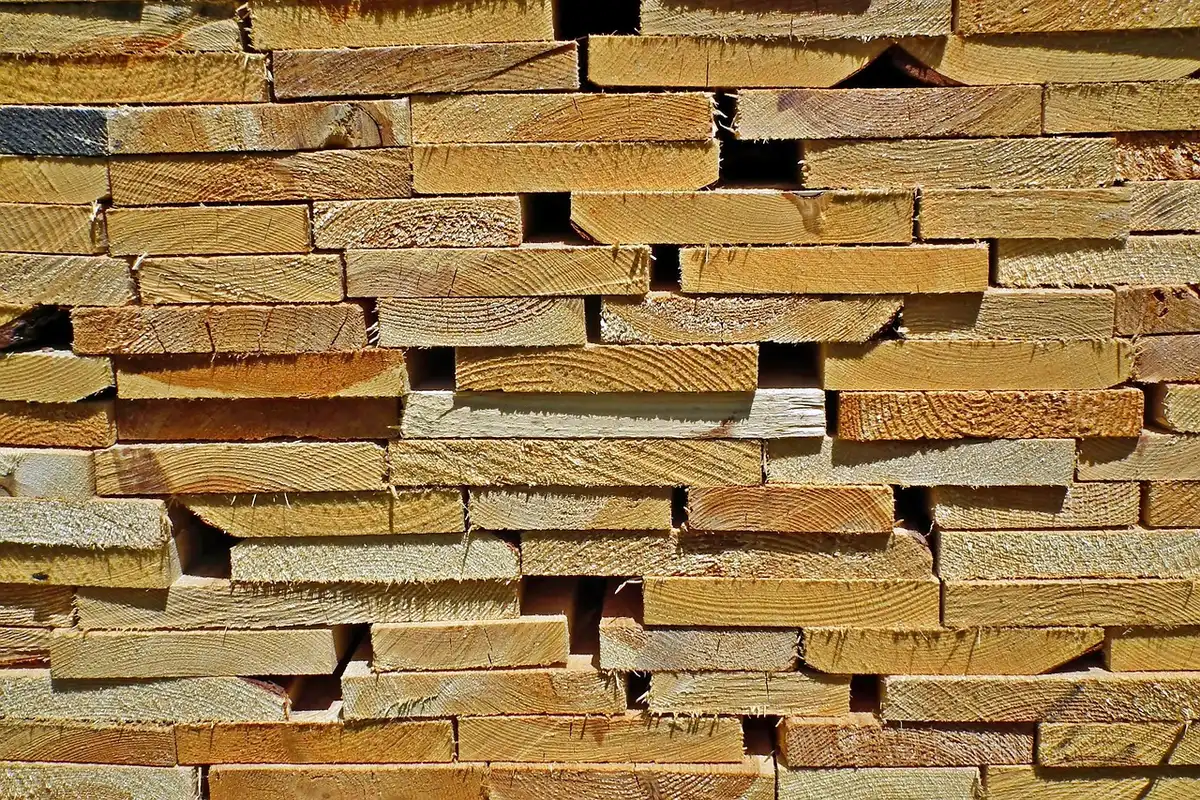 Gros plan sur le bois et la pierre d'une cabane pour évaluer les matériaux existants