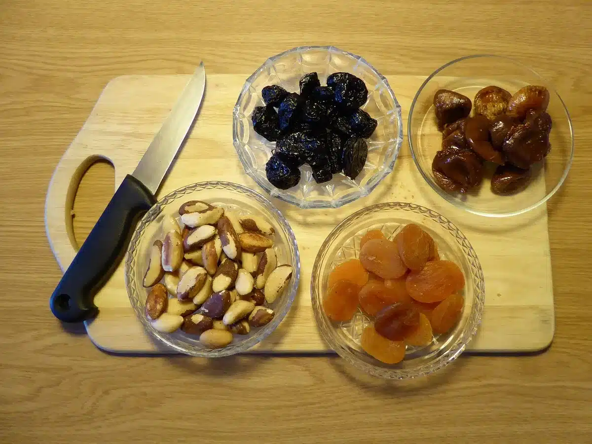 Ingrédients : abricots séchés dans un bol et cubes de potiron prêts