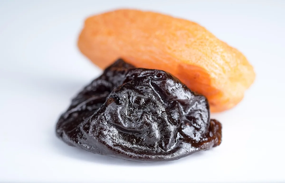 Abricots séchés en train de tremper dans un bol d'eau chaude