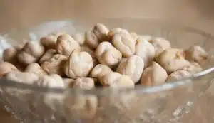 Bols d'abricots réhydratés, cubes de potiron et casserole sur un plan de travail