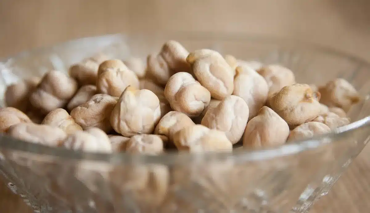 Bols d'abricots réhydratés, cubes de potiron et casserole sur un plan de travail