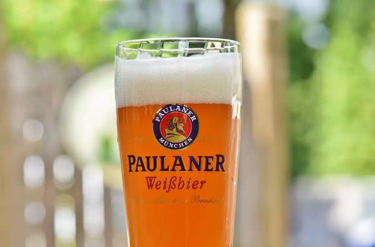 Verre de bière versée dans un récipient de jardin pour attirer les nuisibles